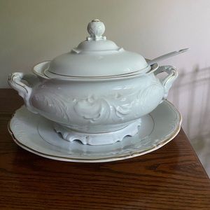 Tureen & Lid without Underplate by Royal Kent (Poland)
Tureen & Lid only